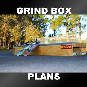 Puede incluir: Una caja de grind de madera para patinar, con un logotipo de Globe en el lateral. Tres patinetas están apoyadas contra la caja, incluida una patineta Vans.