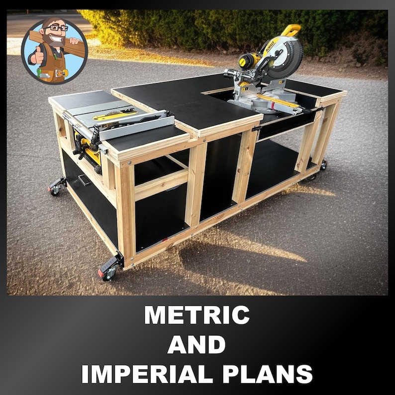 K&ouml;nnte beinhalten: Eine Werkbank aus Holz mit schwarzer Oberseite und einer gelb-silbernen Gehrungss&auml;ge und Tischkreiss&auml;ge. Die Werkbank hat R&auml;der und ein unteres Regal. Der Text "METRIC AND IMPERIAL PLANS" steht unten.
