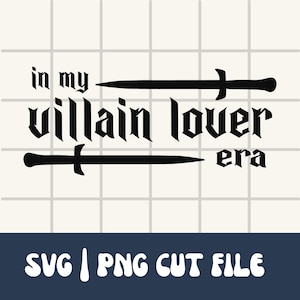 Pode incluir: Design gr&aacute;fico em preto e branco com o texto "in my villain lover era" e duas espadas. O gr&aacute;fico est&aacute; em um fundo branco com uma grade preta.