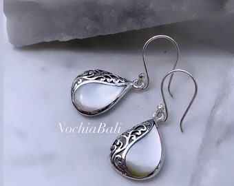 Weißer natürlicher Perlmuttohrring, Perlmutttropfen, Hochzeittropfenohrring, Brautjungfern Ohrring, Geschenk für sie