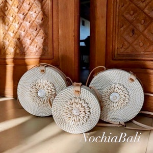 Brauttasche aus Rattan, Brautjungfer Tasche, Boho-Tasche mit Muschel, Rattan Sling Bag, Boho Crossbody bag, echtes Lederband, Weihnachtsgeschenk