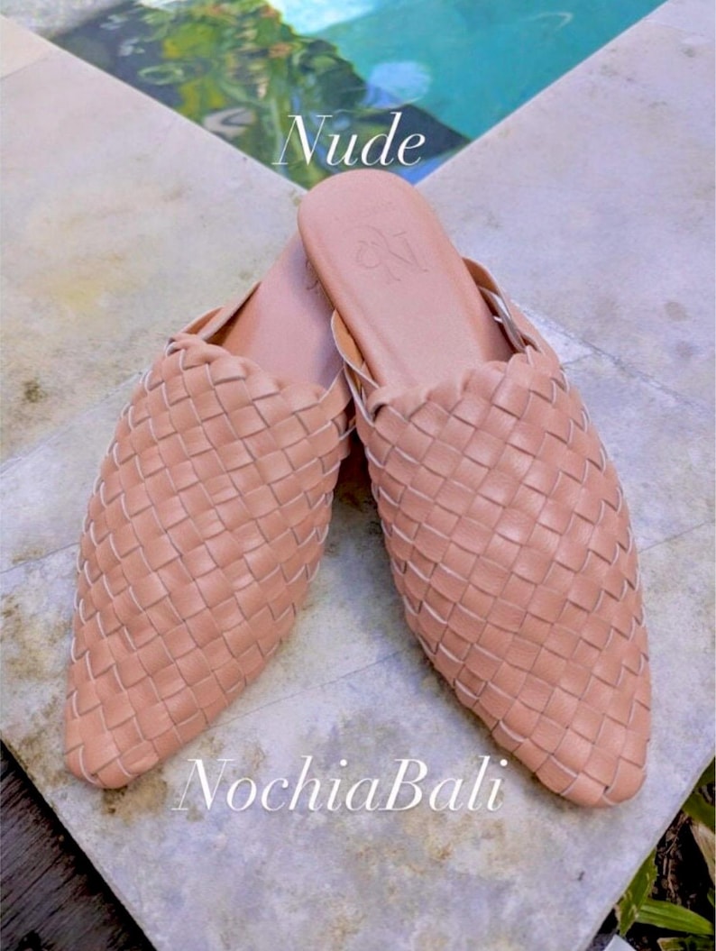 K&ouml;nnte beinhalten: Ein Paar nude farbene geflochtene Leder-Mules mit spitzer Zehenpartie. Die Schuhe sind aus weichem, geschmeidigem Leder gefertigt und haben eine bequeme Passform.