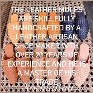 K&ouml;nnte beinhalten: Nahaufnahme von mehreren Paaren geflochtener Lederslipper in verschiedenen Braunt&ouml;nen und Schwarz. Der Text "THE LEATHER MULES ARE SKILLFULLY HANDCRAFTED BY A LEATHER ARTISAN SHOE MAKER WITH OVER 20 YEARS OF EXPERIENCE AND HE IS A MASTER OF HIS TRADE" ist auf dem Bild zu sehen.