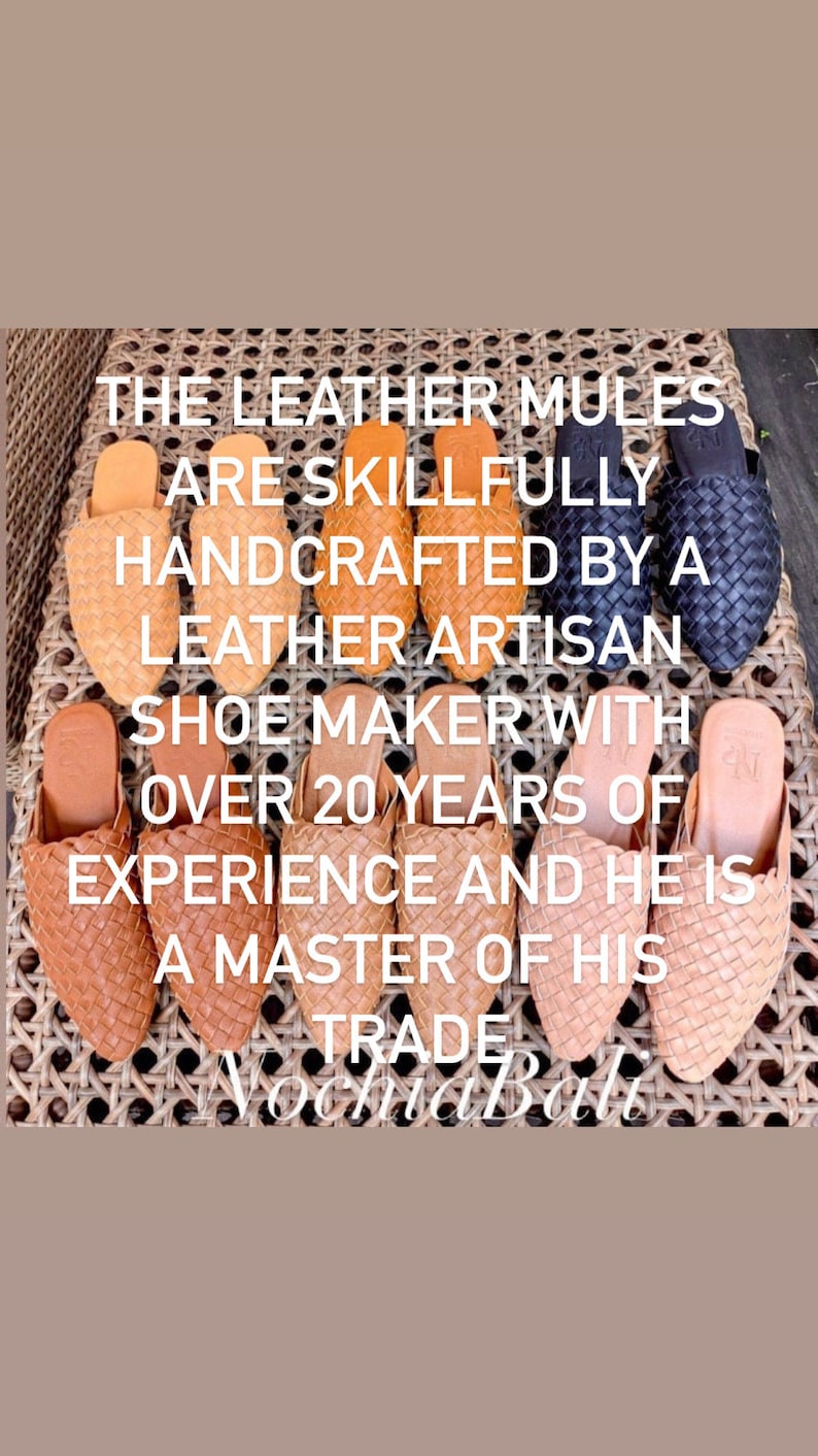 K&ouml;nnte beinhalten: Nahaufnahme von mehreren Paaren geflochtener Lederslipper in verschiedenen Braunt&ouml;nen und Schwarz. Der Text "THE LEATHER MULES ARE SKILLFULLY HANDCRAFTED BY A LEATHER ARTISAN SHOE MAKER WITH OVER 20 YEARS OF EXPERIENCE AND HE IS A MASTER OF HIS TRADE" ist auf dem Bild zu sehen.