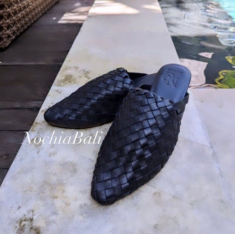 K&ouml;nnte beinhalten: Ein Paar schwarze geflochtene Lederschuhe mit spitz zulaufenden Zehen.