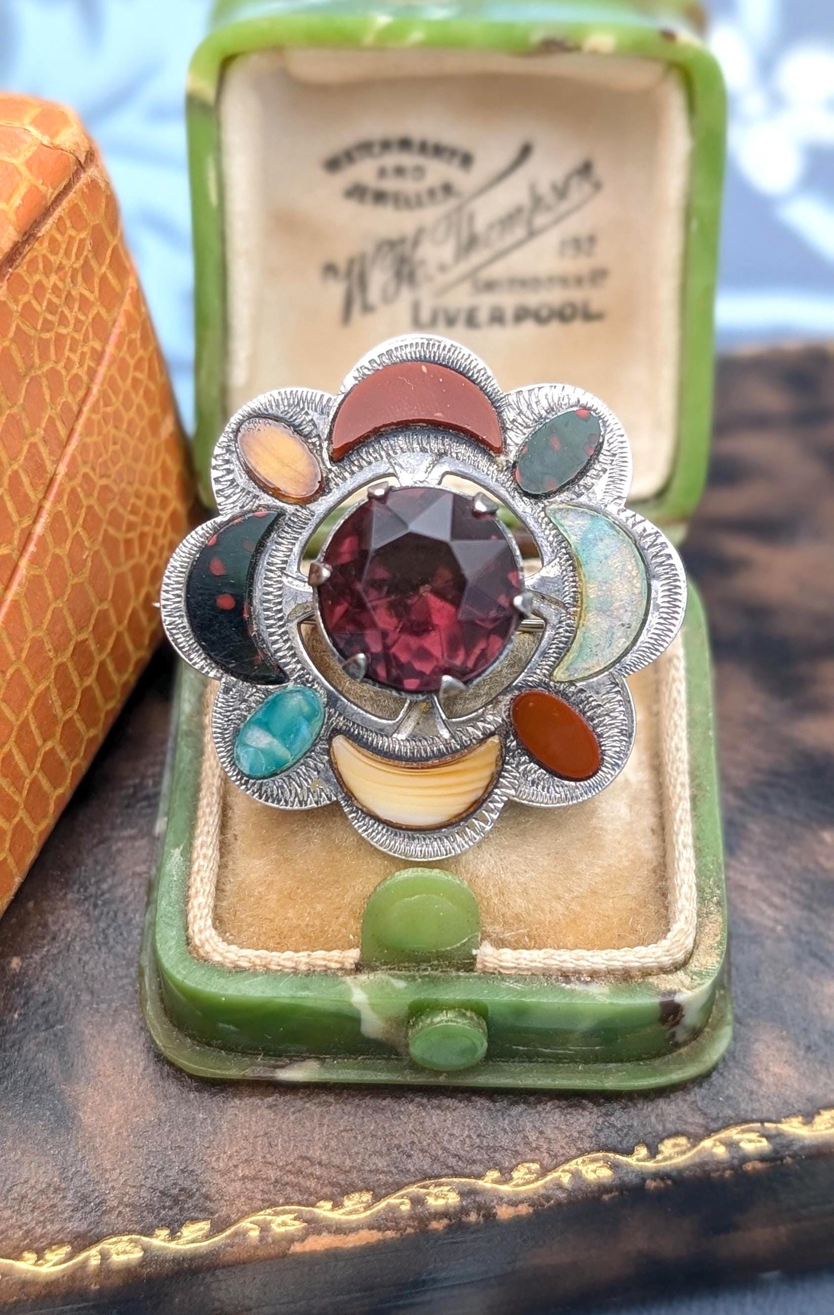 Broche Dorée Vintage Avec Verre De Bohème & Agate Rouge - Création Artisanale Unique - Atelier Lunaire - Sans Emballage