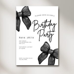 Può includere: Un invito bianco per una festa di compleanno con fiocchi e testo ad acquerello neri. L'invito include il testo "Please join us for a Birthday Party" e i dettagli dell'evento, tra cui data, ora e informazioni RSVP.