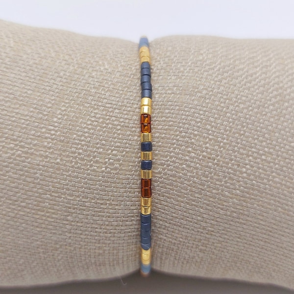 Verstelbaar armbandje, in kleur denim blue en bruin, cadeau voor haar, Japanse seedbeads, nylon draad,  vriendschapsarmband, macramésluiting