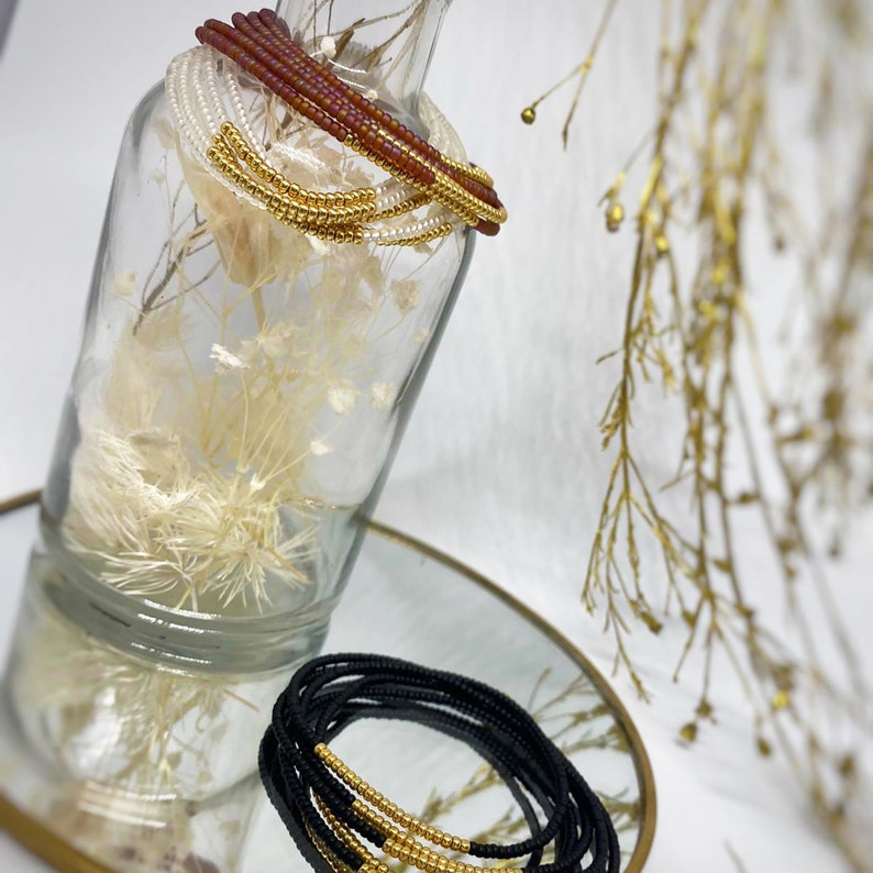 Delicate wikkelarmband, zwarte en gouden Japanse seed beads, cadeau voor haar, kralen armband, elastisch nylon, rekbaar, wrap bracelet afbeelding 5
