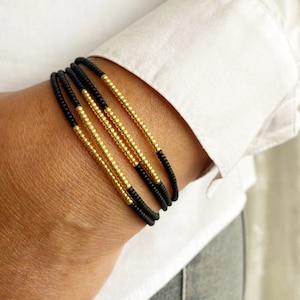 Delicate wikkelarmband, zwarte en gouden Japanse seed beads, cadeau voor haar, kralen armband, elastisch nylon, rekbaar, wrap bracelet afbeelding 1