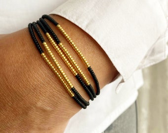Delicate wikkelarmband, zwarte en gouden Japanse seed beads, cadeau voor haar, kralen armband, elastisch nylon, rekbaar, wrap bracelet