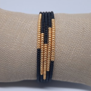 Delicate wikkelarmband, zwarte en gouden Japanse seed beads, cadeau voor haar, kralen armband, elastisch nylon, rekbaar, wrap bracelet afbeelding 2