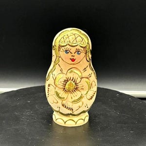 Vintage Russian Wooden Handcrafted Matryoshka Nesting Doll 5 Stackable Dolls