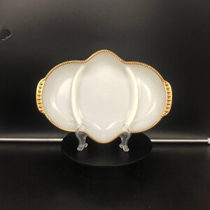 Plat de service divisé en verre de lait Fire King vintage des années 1960 avec garniture en perles d&#39;or