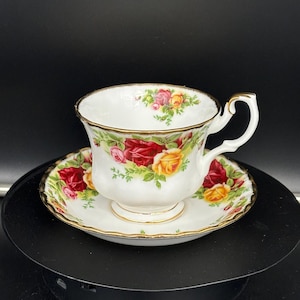 Vintage 1960&#39;s Royal Albert China Old Country Roses Teacup and Saucer Set