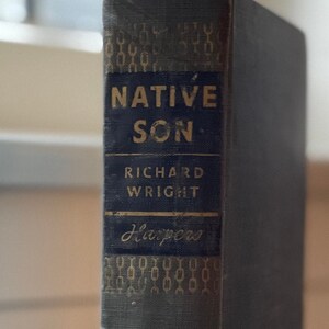 Può includere: Un libro vintage rilegato in tela dal titolo "Native Son" di Richard Wright, pubblicato da Harper & Brothers. Il libro è verde scuro con lettere dorate.