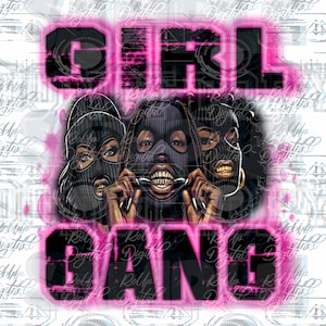 Può includere: Tre donne con passamontagna neri con le parole "Girl Gang" in lettere rosa su uno sfondo bianco.