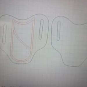 Op de afbeelding: Twee lederen patronen voor het maken van een holster. Het linker patroon heeft een rode omtrek voor de vorm van het holster en een roze omtrek voor de binnenkant van het holster. Het rechter patroon is een eenvoudige omtrek.