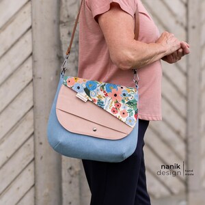 Umhängetasche / Crossbodytasche / Schultertasche mittelgroß HANALEI rosa-denimblau floral