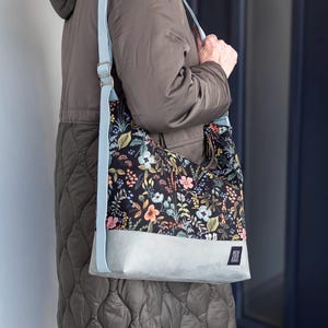 2-in-1 Rucksacktasche / Rucksack/ Umhängetasche mittelgroß- groß floral schwarz-rauchblau