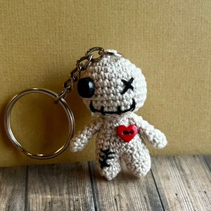 Voodoo Puppe Schlüsselanhänger, gehäkelte Voodoo Puppe, Schlüsselanhänger, Rucksack Anhänger, gruselige Puppe, gruseliger Plüsch, Gothic Accessoires, Halloween Amigurumi