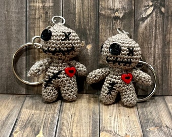 Mini Voodoo-docka virkad amigurumi-nyckelring, ryggsäcksberlock, Taupe / Mörkbrun, tillverkad på beställning, fysisk vara
