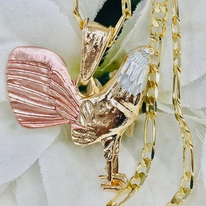 Collar Gallo - Gallo Chapado en Oro Colgante de oro tritono con cadena fígaro 24&quot;- Cadena con Dije de Gallo y cadena 24 in en Oro Laminado