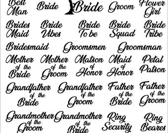 Puede incluir: Una colección de 26 diseños de texto en negro para bodas, que incluye frases como Best Man, Bride, Groom, Flower Girl, Bridesmaid, Bride Vibes, Bride To be, Bride Squad, Bride Tribe, Groomsmen, Groomsman, Mother of the Bride, Mother of the Groom, Matron of Honor, Maid of Honor, Petal Patrol, Grandfather of the Bride, Grandfather of the Groom, Father of the Bride, Father of the Groom, Grandmother of the Groom, Grandmother of the Bride, Ring Security y Ring Bearer.