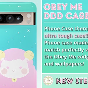 Puede incluir: Una funda de teléfono turquesa con una ilustración de oveja blanca y una lente de cámara dorada. La funda tiene un diseño de cielo estrellado y el texto "Obey Me DDD Case" y "New Item!" en ella.