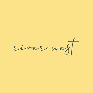 Op de afbeelding: Een eenvoudig, handgeschreven logo in marineblauw op een lichtgele achtergrond. Het logo luidt "river west".