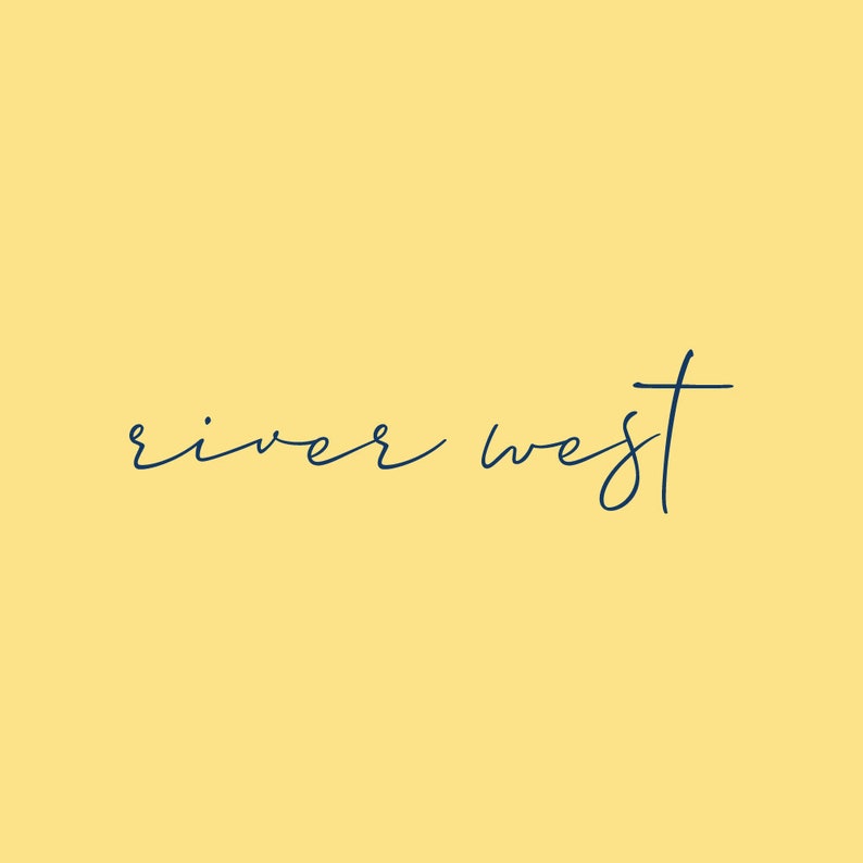 Op de afbeelding: Een eenvoudig, handgeschreven logo in marineblauw op een lichtgele achtergrond. Het logo luidt "river west".