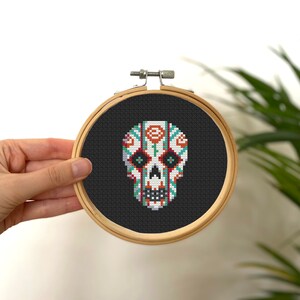 Petit point de croix Sugar Skull Rose, Mini Cross Stitch Halloween Pattern, Small Easy Skull Stitch Pattern, Day of the Dead Cross Stitch