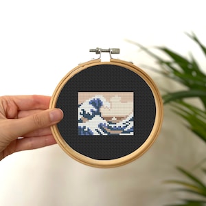 Op de afbeelding: Een kruissteekborduursel van De Grote Golf voor Kanagawa van Katsushika Hokusai, ingelijst in een houten hoepel.