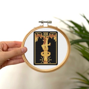 De opgehangen man Tiny Cross Stitch Tarot Card, Mini Golden Tarot Card Stitch, Klein Easy Stitch Patroon, Gouden Tarot Card Patroon