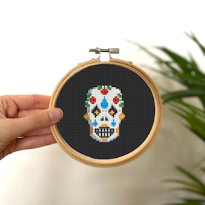 Petit crâne de sucre au point de croix, Mini motif d'Halloween au point de croix, petit motif de point de crâne facile, point de croix du jour des morts
