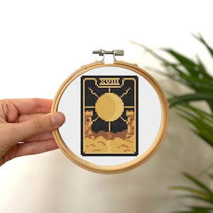 De maan Tiny Cross Stitch Tarot Card, Mini Golden Tarot Card Stitch, Klein eenvoudig steekpatroon, Gouden Tarotkaartpatroon