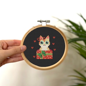 Christmas Cat Cross Stitch Mini Pattern , Tiny Cross Stitch Cat in a Gift , Small Ornament Stitch Pattern , Simple Animal Cross Stitch Tag
