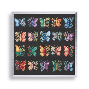 Peut inclure: Un motif de point de croix encadré représentant 16 papillons colorés avec des accents floraux sur un fond noir.