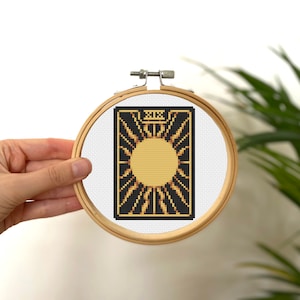 De zon Tiny Cross Stitch Tarot Card, Mini Golden Tarot Card Stitch, Klein Easy Stitch Patroon, Gouden Tarot Card Patroon