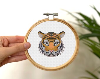 アメリカHAED社のクロスステッチ刺繍完成品　地球とホワイトタイガーパピー クロスステッチキット ホワイトタイガー (PANNA J-0277 虎)
