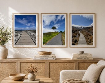 Set di 3 stampe artistiche da parete "Percorsi tranquilli / Sentieri e passerelle", con fotografie di paesaggi, ideali per passeggiate nella natura, con soggetti costieri e montani.