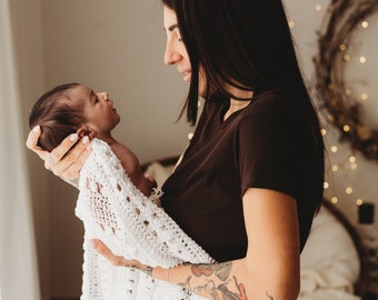 Patrones de manta y gorro de bebé a crochet: Diseño Lacy Raffaella (PDF n.° 004)