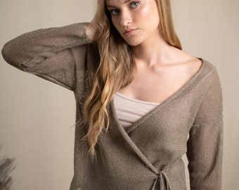 Giacca avvolgente per l'estate, versatile cardigan con lacci sul davanti in maglia di lino in grigio talpa, comodo maglione aperto con nodi, elegante cardigan avvolgente