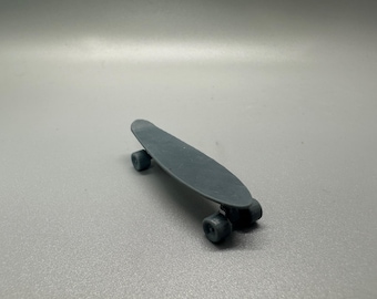 1/24 Scale Skateboard (Mini Cruiser Style) aus unlackiertem Resin