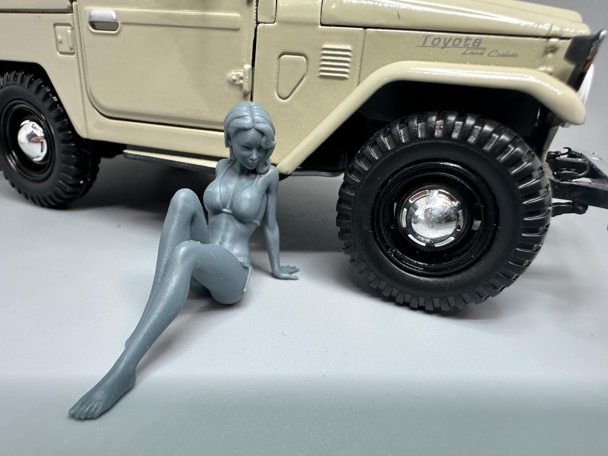1/24 Scale Sexy Modeling Girl Resin Figure Unpainted