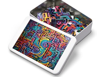 Op de afbeelding: Een witte metalen doos met een kleurrijk abstract puzzel erin. De puzzel heeft een labyrintisch ontwerp met een verscheidenheid aan kleuren, waaronder blauw, groen, geel, oranje, rood en paars.