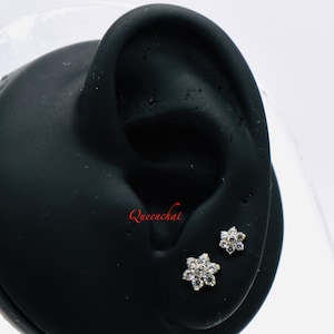 F136 Titanium 16G Flower Labret Stud Medusa Stud