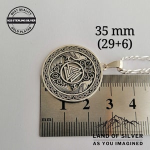 Pu&ograve; includere: Ciondolo in argento con una catena in argento sterling 925. Il ciondolo &egrave; un cerchio in argento con un design a nodo celtico e due uccelli. Il ciondolo misura 35 mm (29+6).