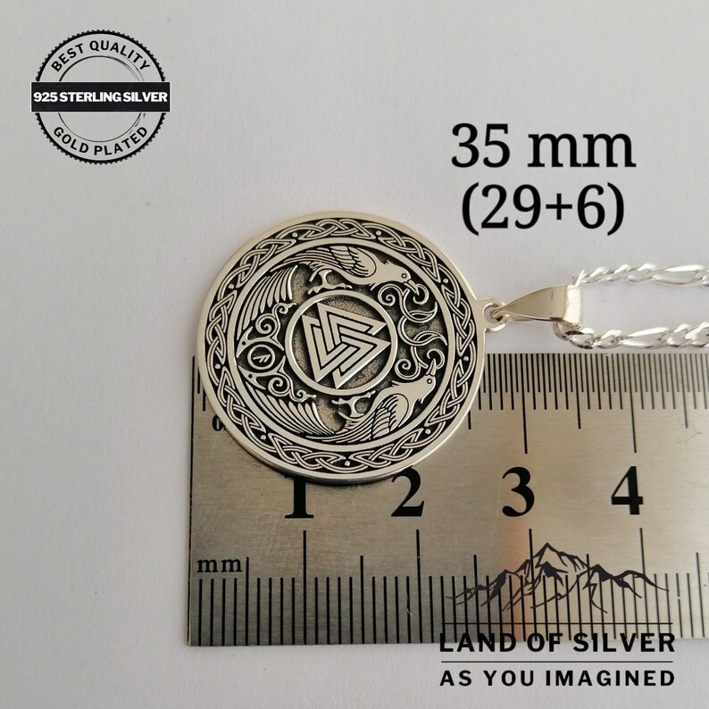 Pu&ograve; includere: Ciondolo in argento con una catena in argento sterling 925. Il ciondolo &egrave; un cerchio in argento con un design a nodo celtico e due uccelli. Il ciondolo misura 35 mm (29+6).