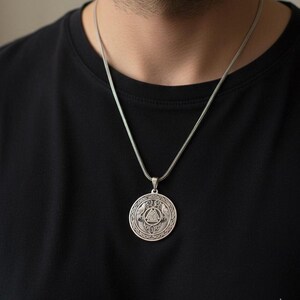 Massives 925er Sterlingsilber, oxidierter Silberanhänger, personalisierbare Halskette mit Odins Raben, nordische Mythologie, Valknut-Anhänger, Wikinger-Schmuck, personalisiertes Geschenk, nordisch-heidnisch, skandinavischer Schmuck, heidnische Halskette, individualisierbares Geschenk, geschenkfertig in echter Holzbox, Grußbotschaft für die Holzbox möglich
